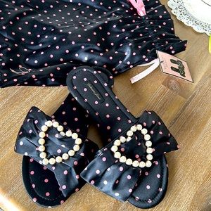 Victoria’s Secret house slippers in Medium